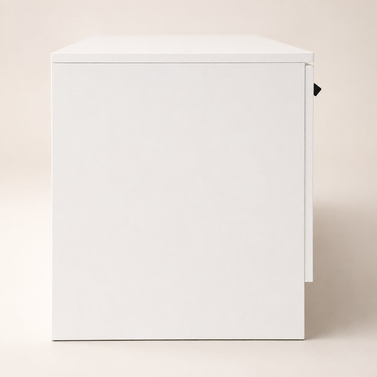 Vue latérale d’un meuble TV blanc avec rangement, lignes épurées et finition contemporaine