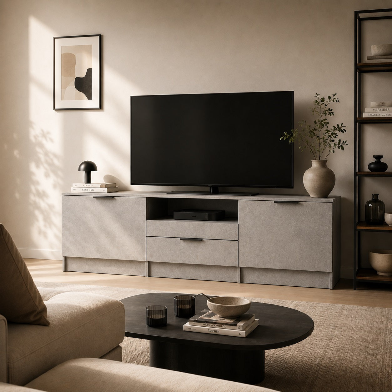 Meuble TV avec rangement effet béton gris dans un salon contemporain et chaleureux