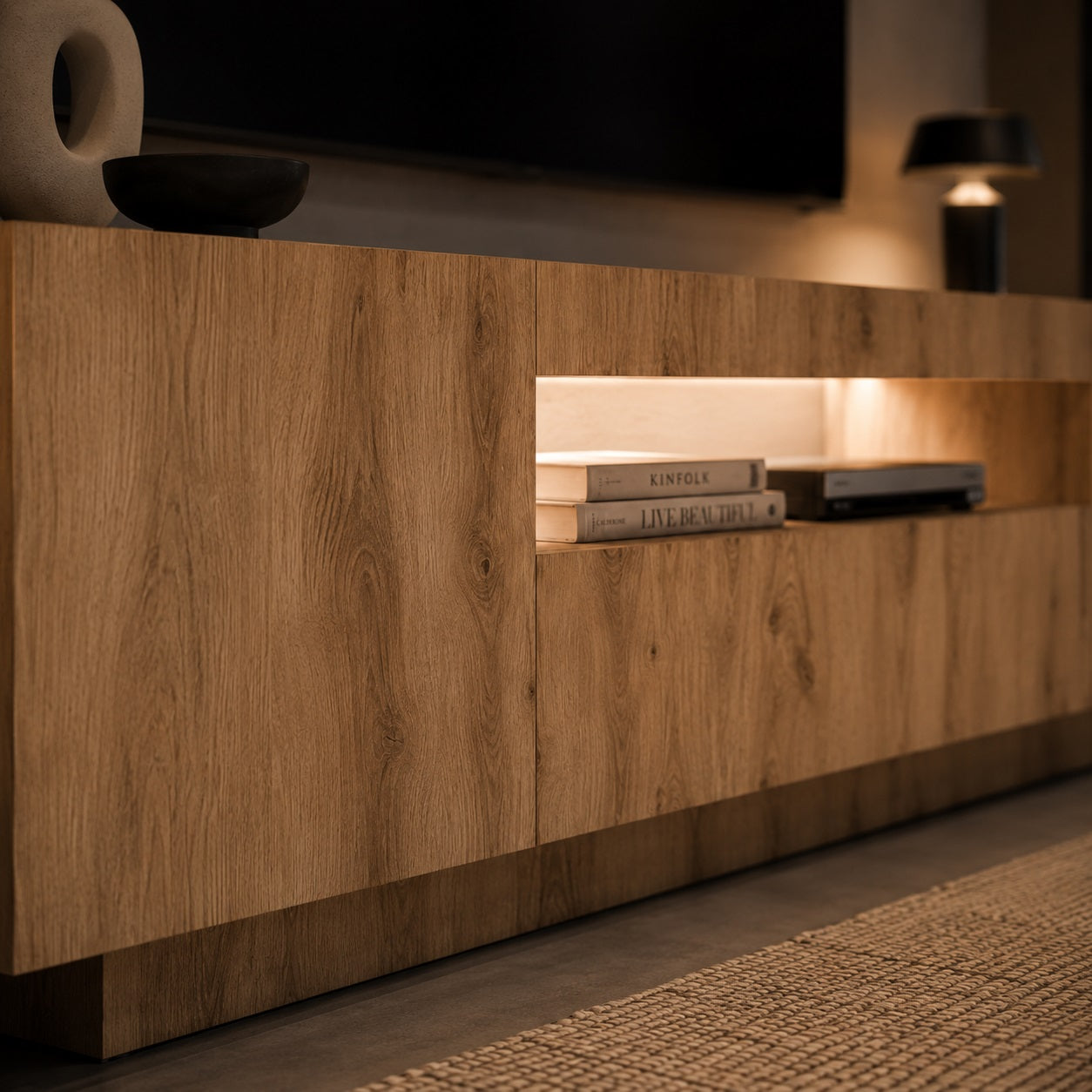 Détail meuble tv avec led intégré et rangement bois moderne au style minimaliste