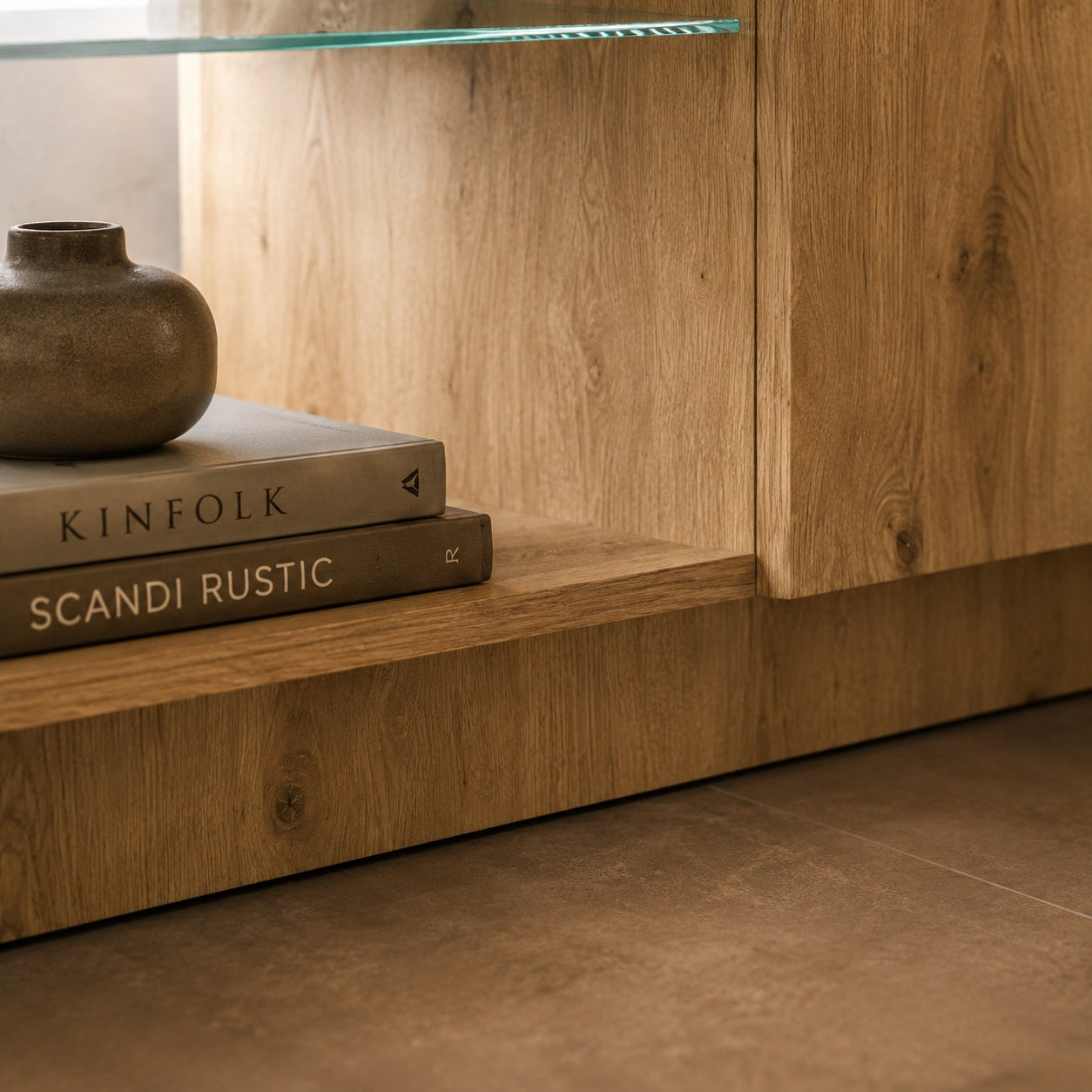 Détail meuble tv en bois avec rangement et étagère en verre au style moderne finition chêne naturel