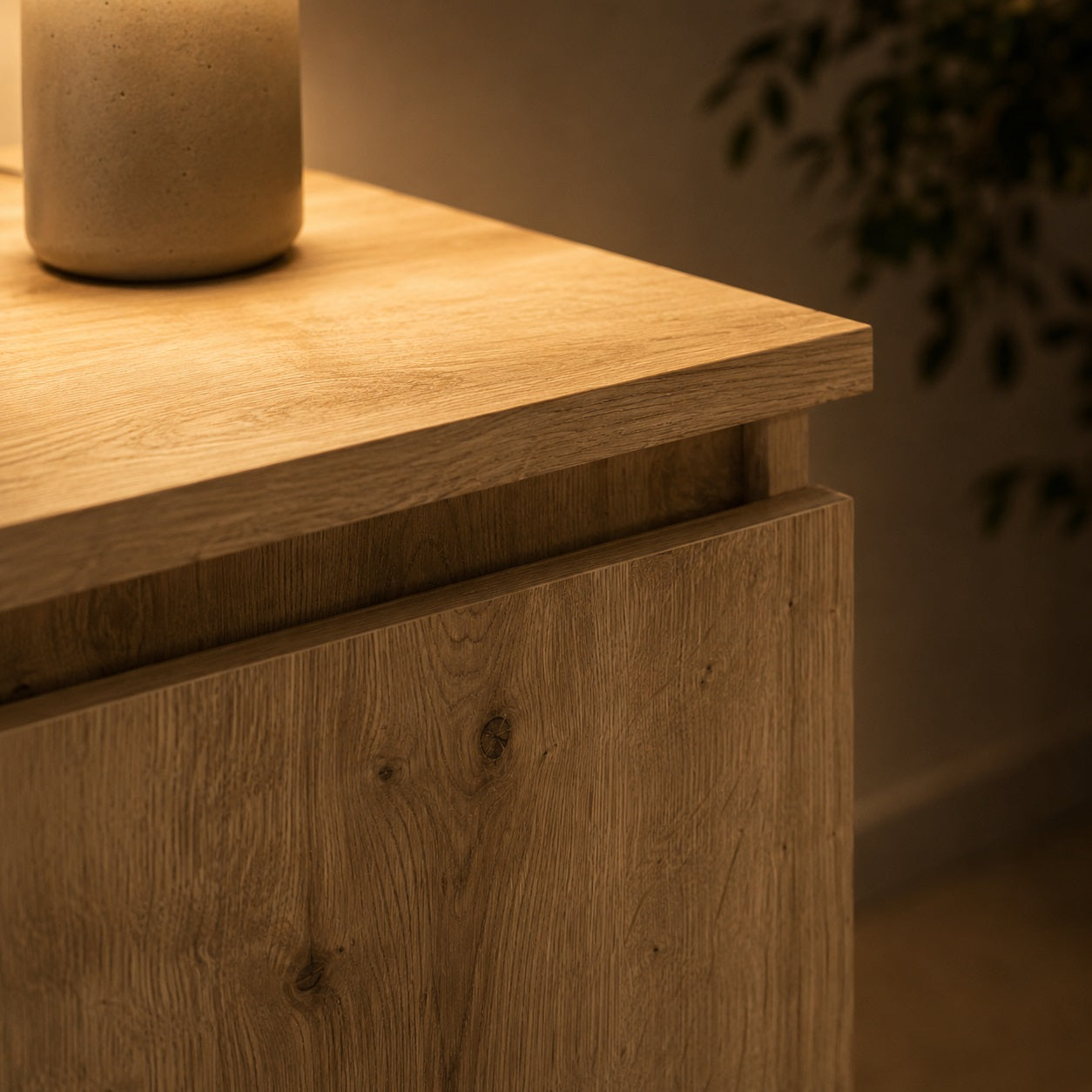 Gros plan meuble tv en bois moderne avec rangement discret et finition chêne chaleureux élégant