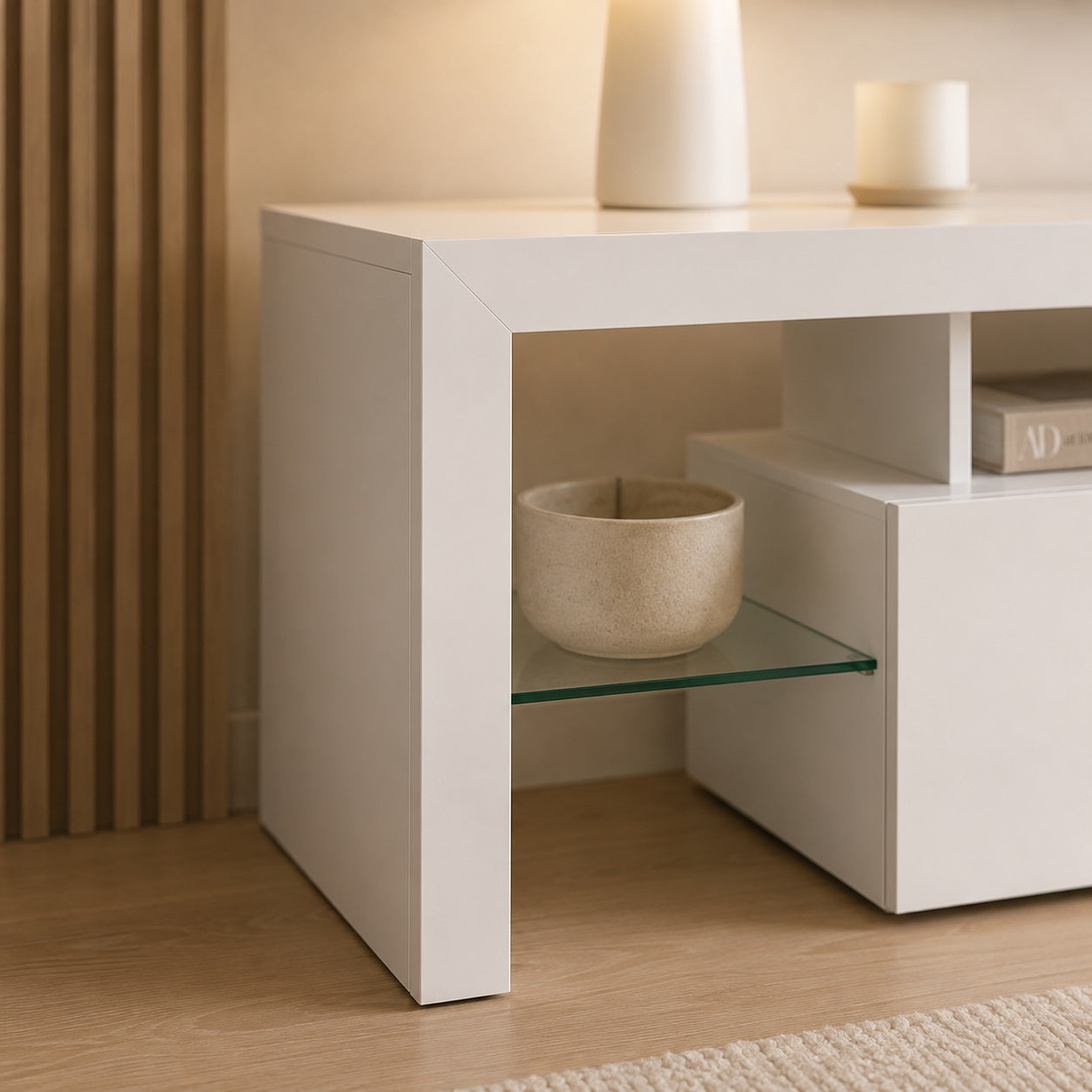 Détail meuble TV moderne avec rangement et étagère en verre trempé blanche