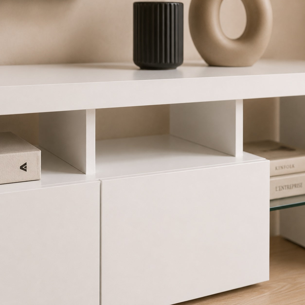 Meuble TV moderne avec rangement fermé et niches ouvertes style contemporain