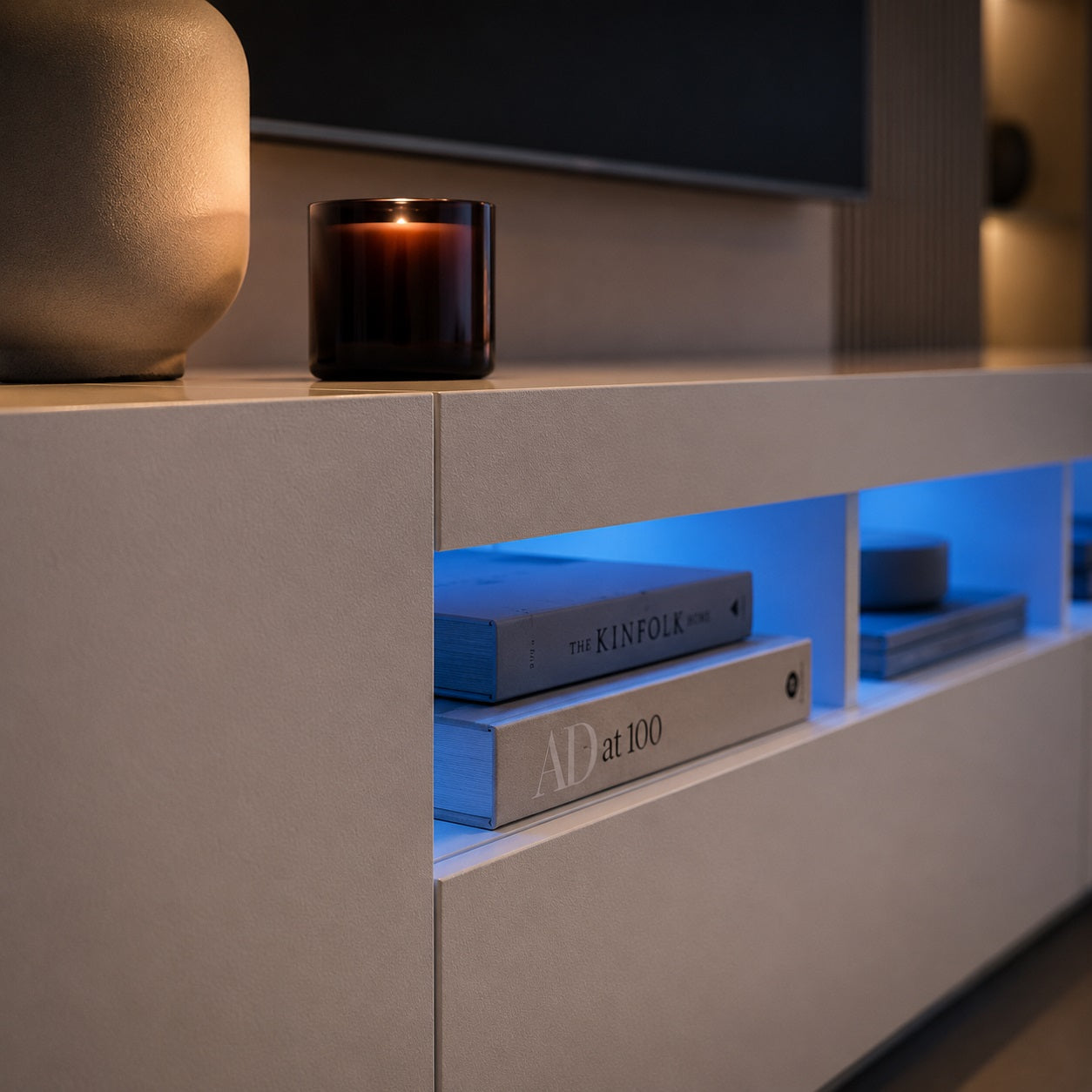 Détail d’un meuble TV moderne avec LED intégrée et espaces de rangement décoratifs