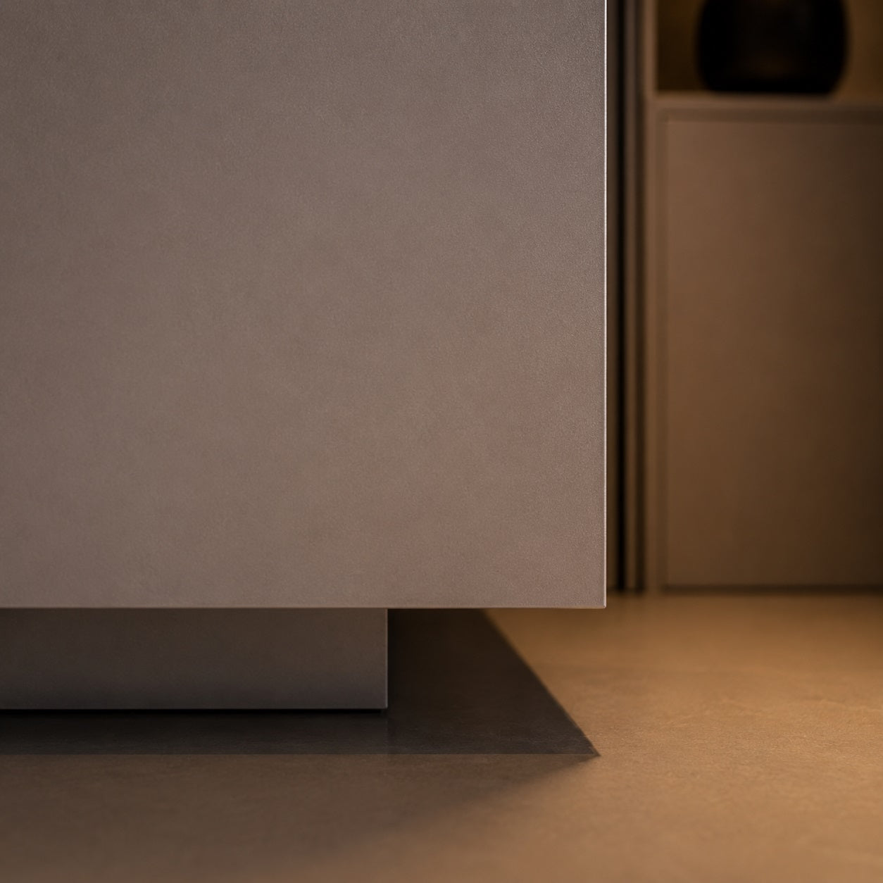 Finition blanche d’un meuble TV moderne avec LED au design minimaliste et élégant