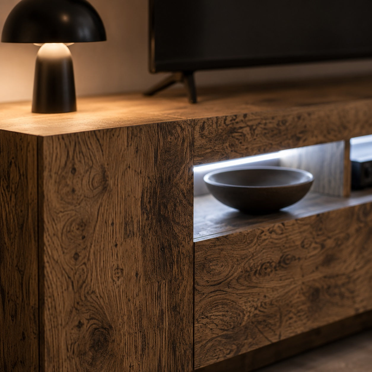 Détail du meuble TV avec LED et texture bois chêne fumé pour une décoration moderne