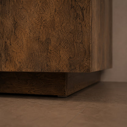 Zoom sur la finition du meuble TV en bois chêne fumé avec design élégant et contemporain