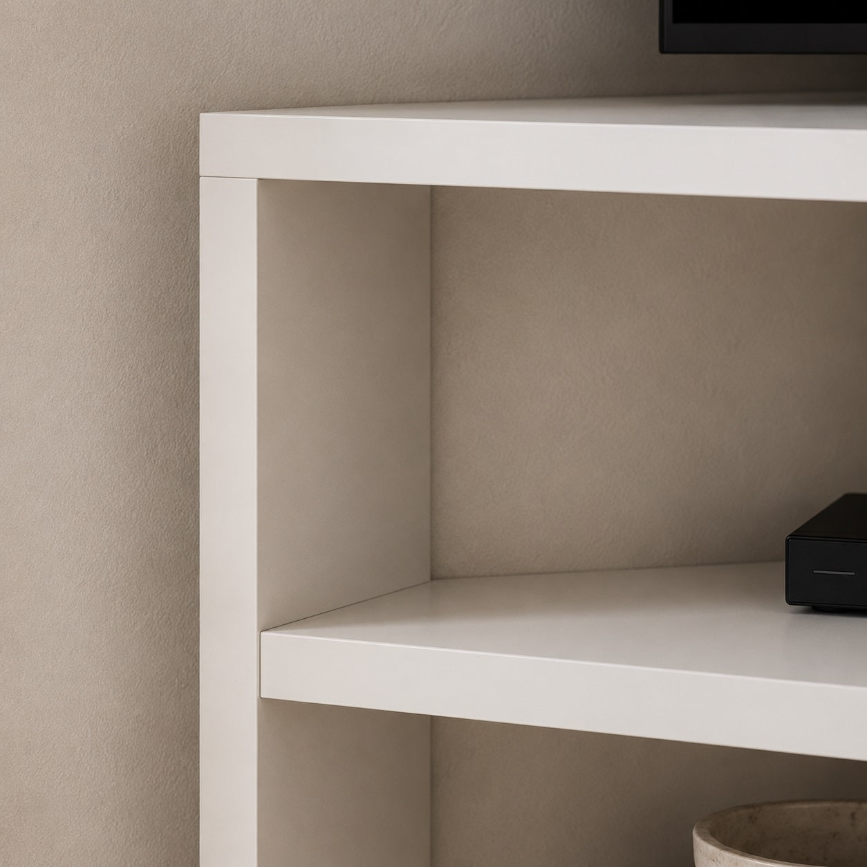 Meuble TV d'angle moderne blanc avec niches ouvertes pour box internet, console et décoration