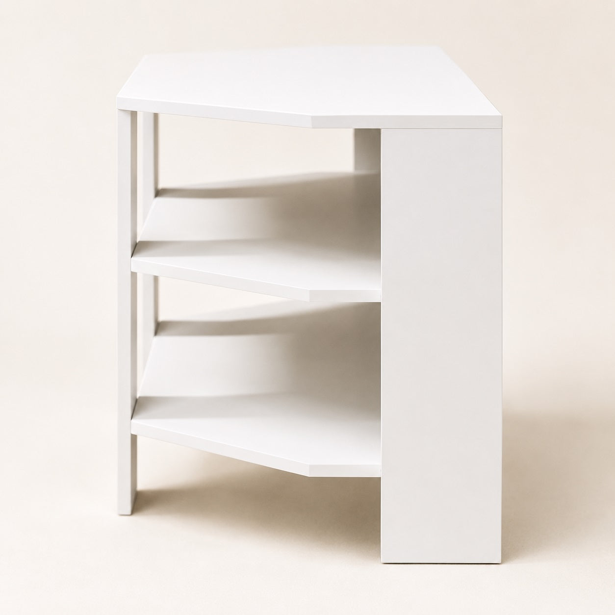 Profil latéral du meuble TV d'angle moderne blanc révélant ses étagères pratiques et son design épuré