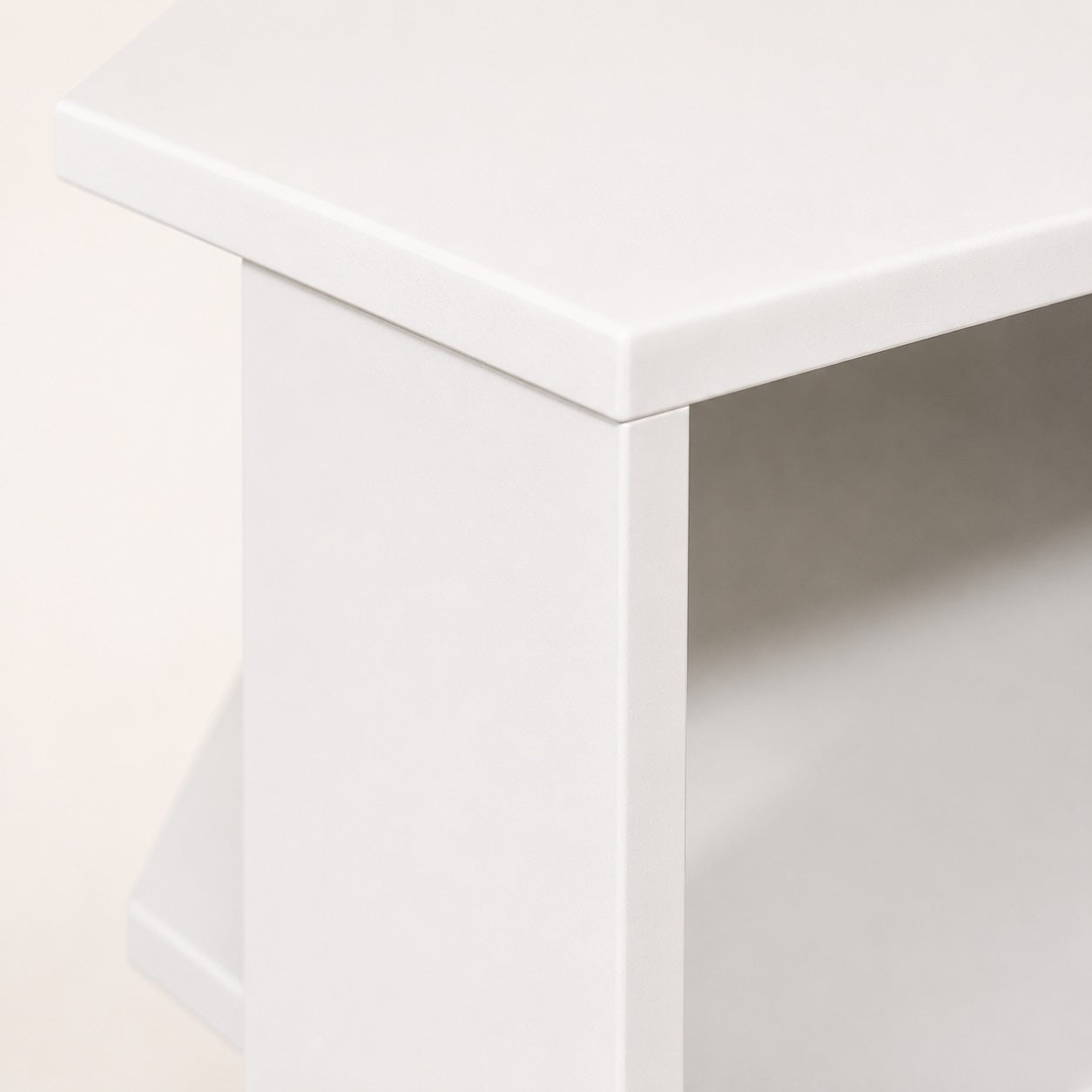 Gros plan sur la finition lisse du meuble TV moderne blanc au style contemporain et minimaliste