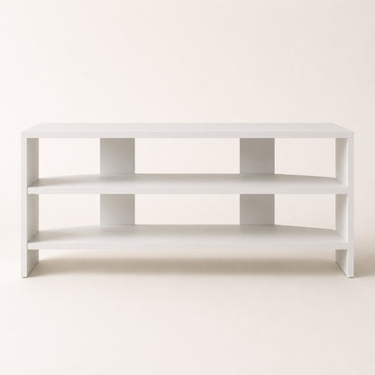 Vue de face du meuble TV moderne blanc d'angle avec larges étagères ouvertes pour rangement pratique