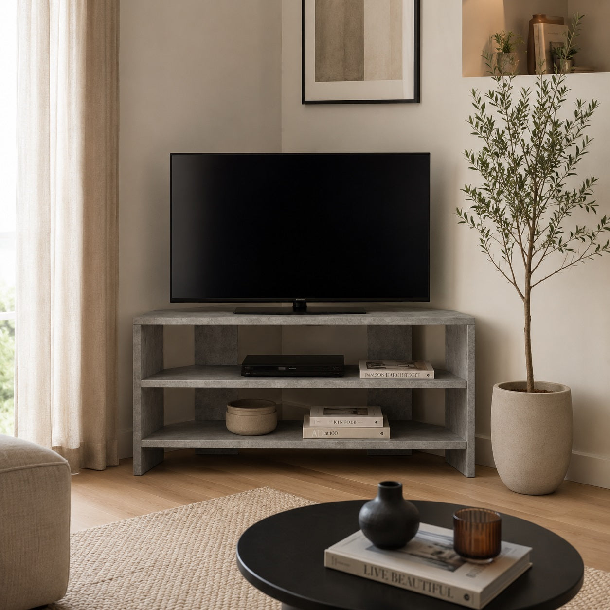 Meuble TV moderne gris effet béton installé dans un angle de salon au design épuré et fonctionnel