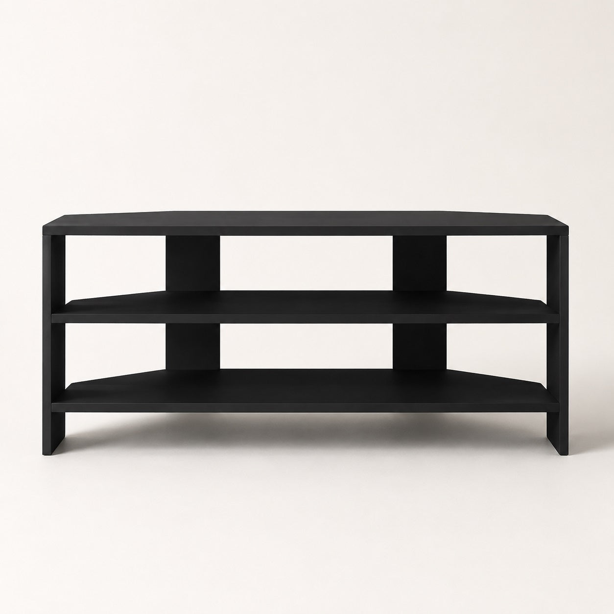 Vue frontale d'un meuble TV d'angle moderne noir avec étagères ouvertes et lignes sobres contemporaines