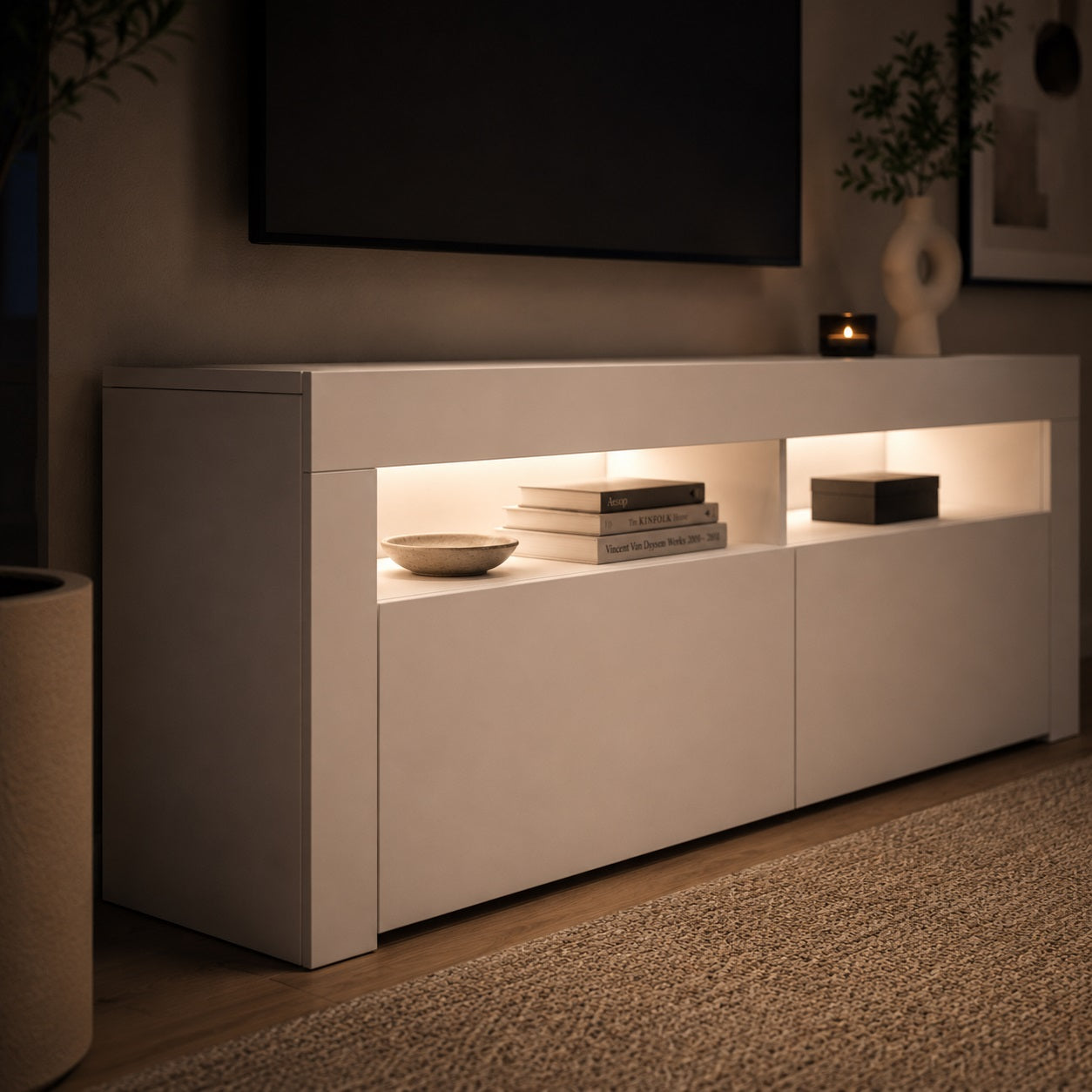 Détail du meuble TV avec LED blanc, finition moderne et rangements pratiques pour espace multimédia