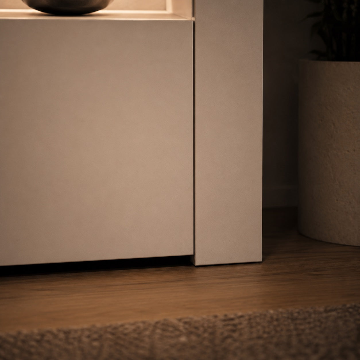 Gros plan sur meuble TV moderne avec LED blanc, finition mate et design minimaliste contemporain