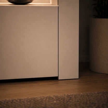 Gros plan sur meuble TV moderne avec LED blanc, finition mate et design minimaliste contemporain