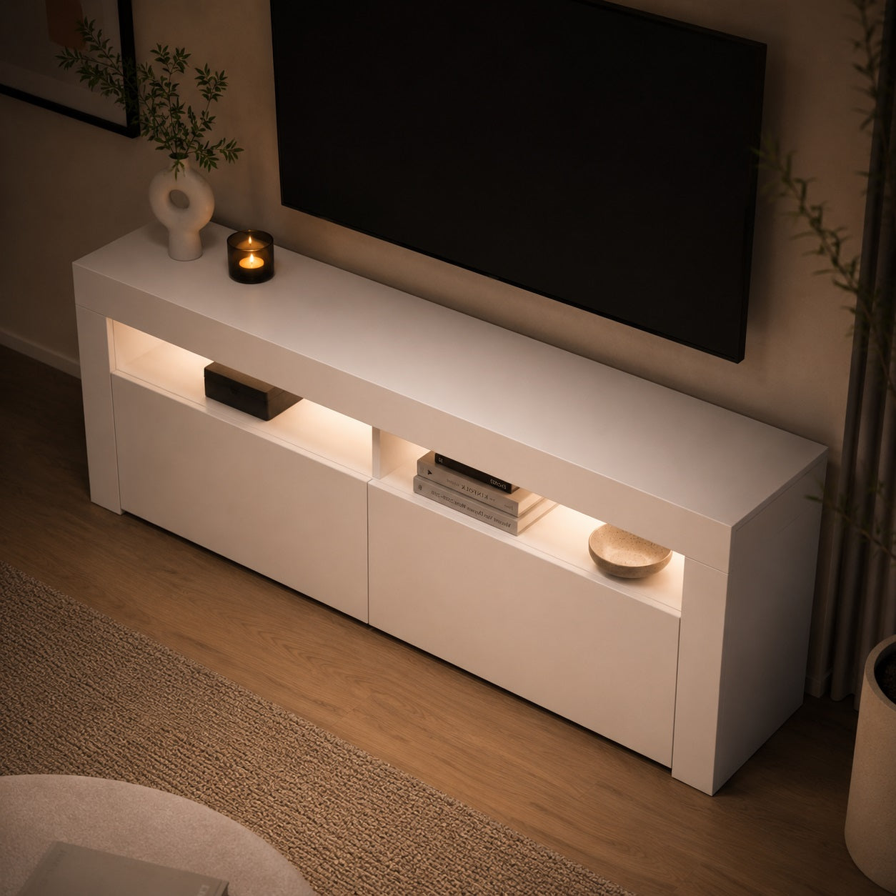 Vue plongeante du meuble TV avec LED blanc, rangements intégrés et style moderne épuré