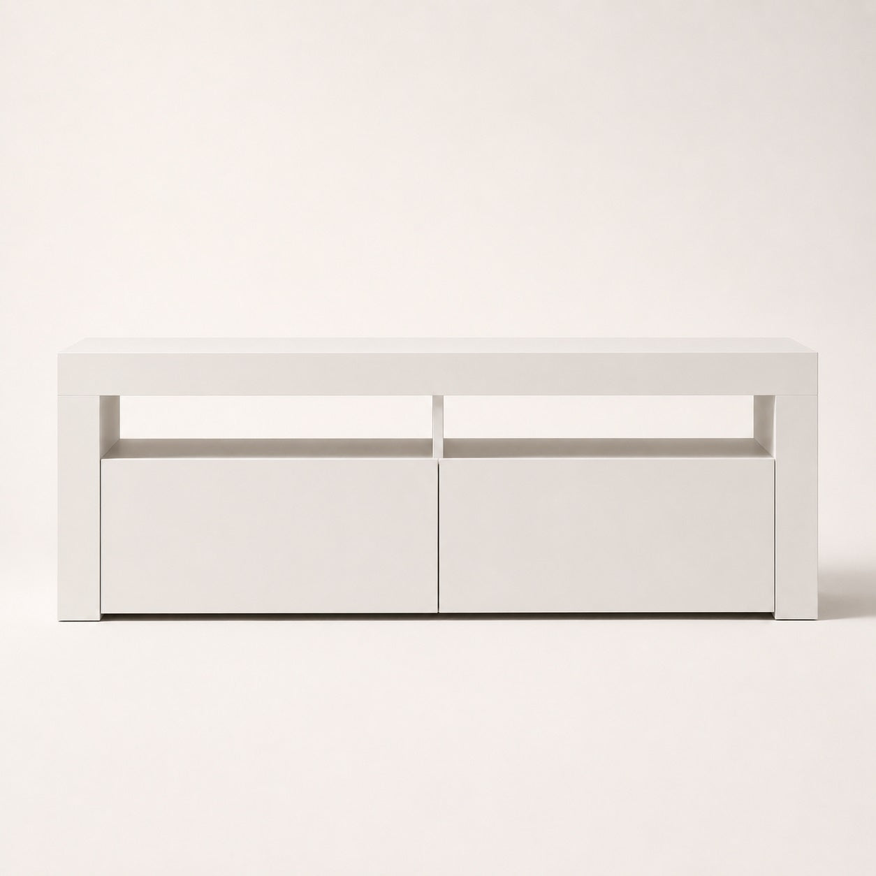 Meuble TV moderne blanc vue de face, design épuré avec espaces ouverts pour équipements multimédia