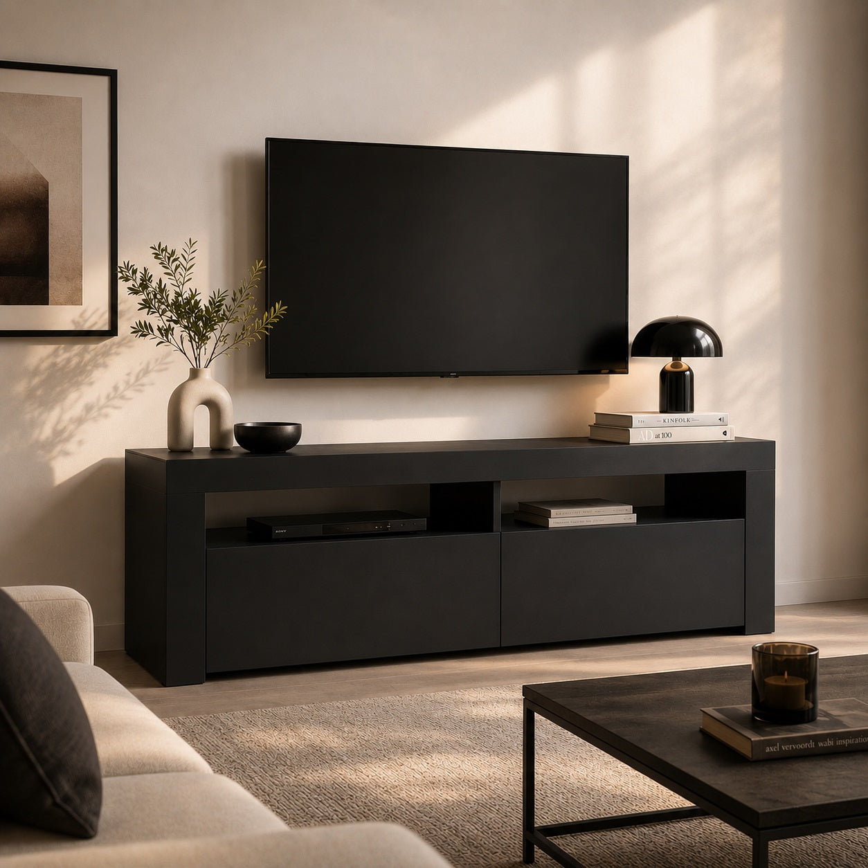 Meuble TV avec LED noir en ambiance déco, style moderne et rangements fermés pour espace multimédia