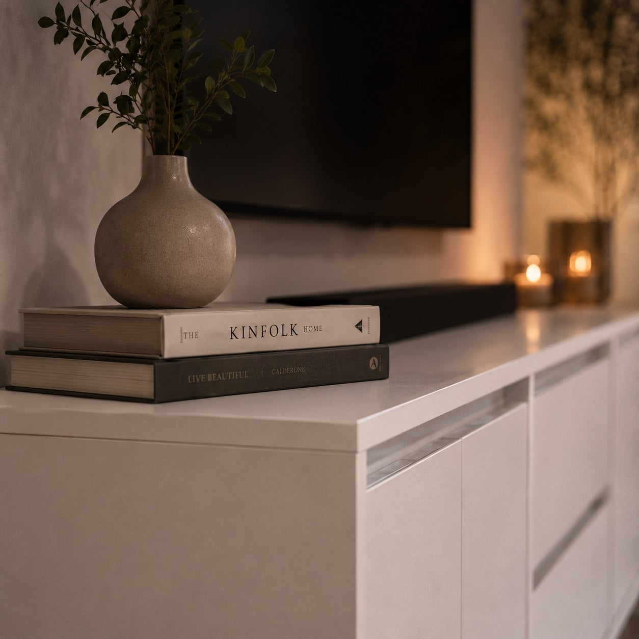 Détail meuble tv moderne avec rangement et finition blanche mate élégante