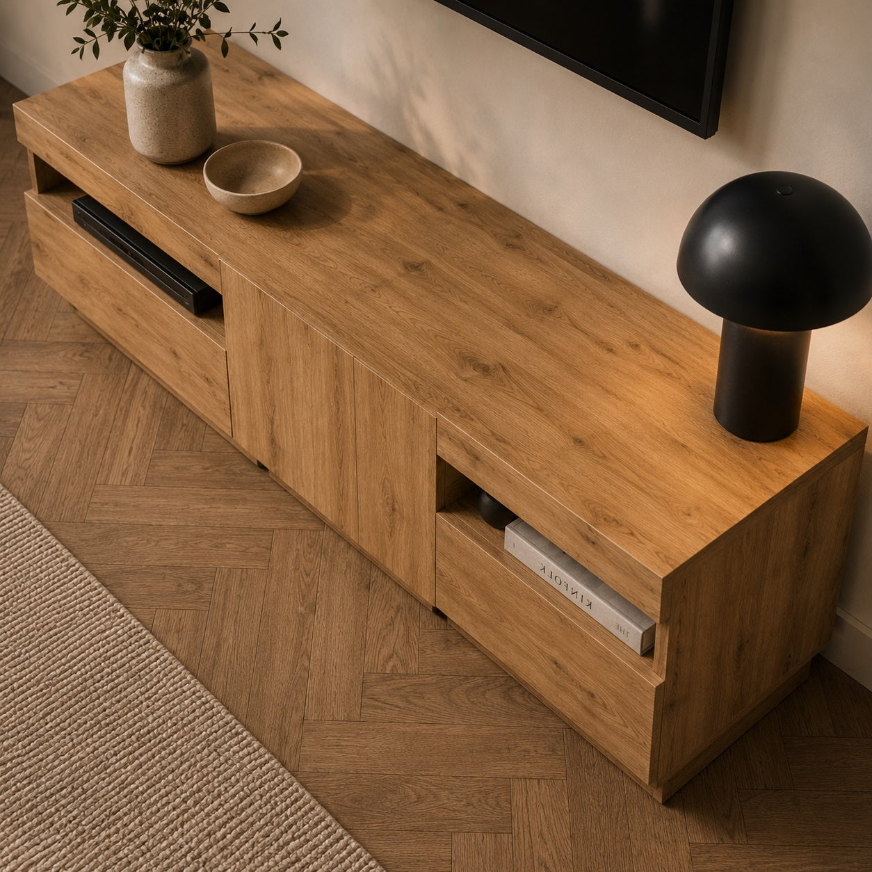 Vue plongeante d’un meuble TV en bois moderne avec led et larges espaces de rangement
