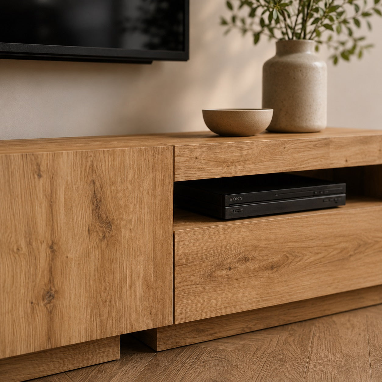Détail du meuble TV en bois avec led, niche ouverte idéale pour box TV et accessoires multimédia
