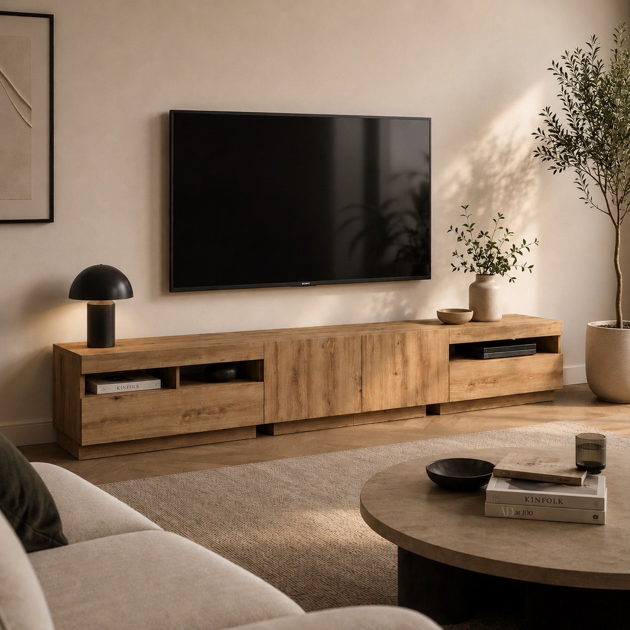 Meuble TV en bois avec led intégré dans un salon moderne au style chaleureux et naturel
