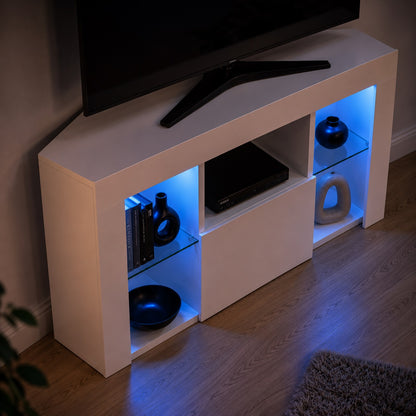 Vue rapprochée du meuble TV d'angle avec LED, étagères en verre et espace multimédia central.