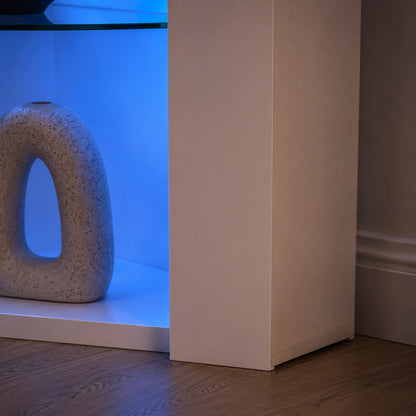 Détail du meuble TV d'angle avec LED intégrées et niche décorative éclairée pour salon moderne.