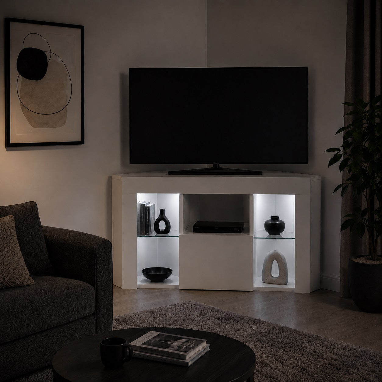 Meuble TV d'angle blanc avec LED blanches, design contemporain et rangements ouverts élégants.