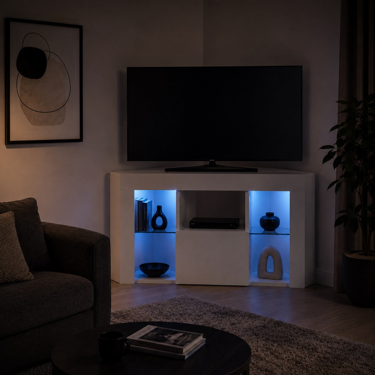 Meuble TV d'angle avec LED bleues illuminant les niches de rangement dans un salon moderne.