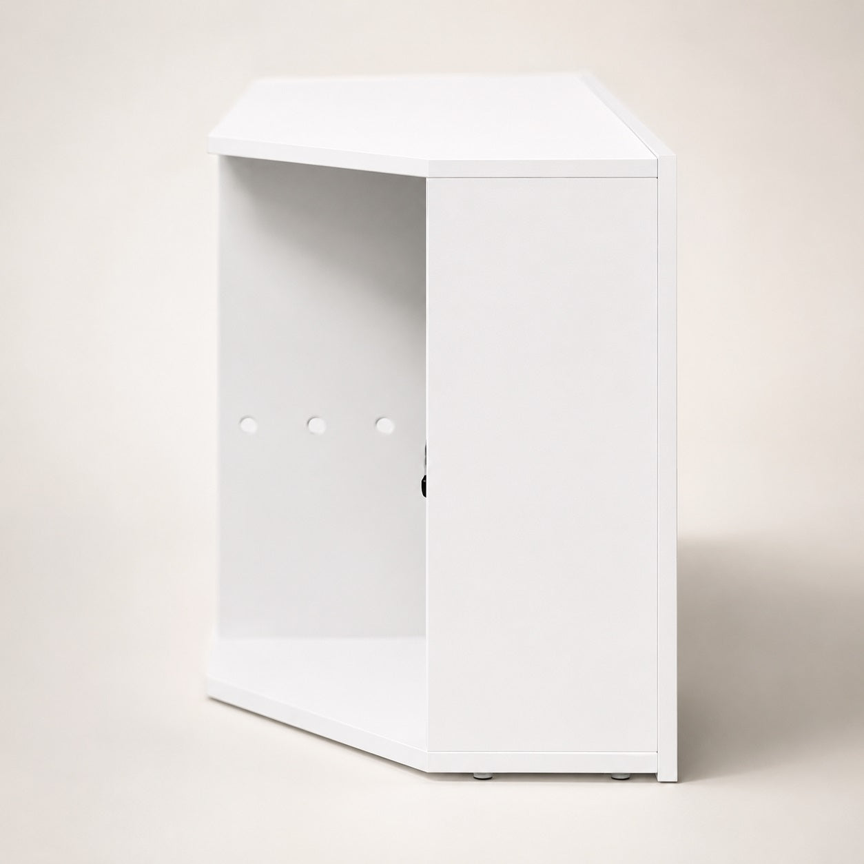 Profil du meuble TV d'angle blanc compact, idéal pour optimiser l'espace dans le salon.