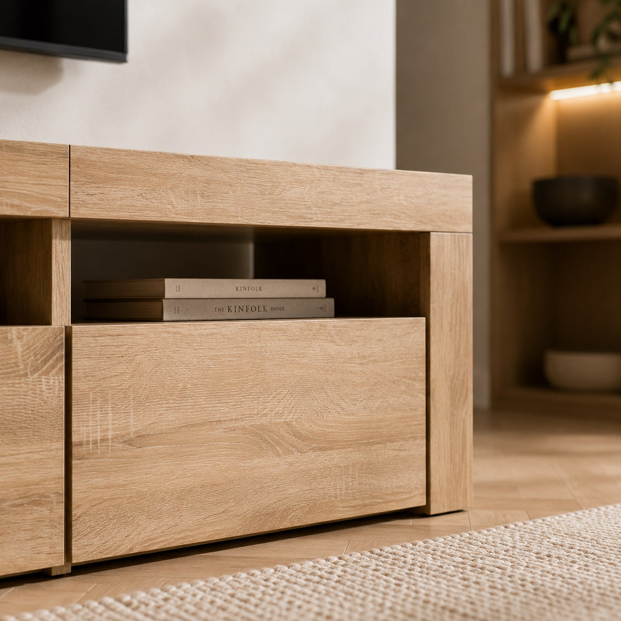 Détail meuble TV bois clair avec LED et niche ouverte style contemporain