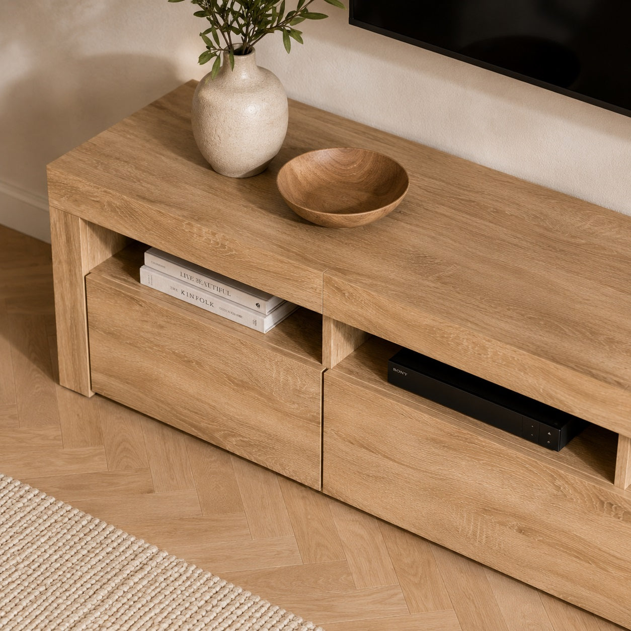 Vue dessus meuble TV bois clair avec LED et rangements design modernes