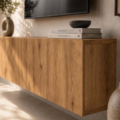 Détail du meuble TV mural en bois avec finition chêne naturel et lignes contemporaines épurées