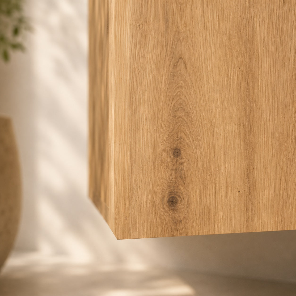 Gros plan sur la texture du meuble TV en bois mural finition chêne naturel authentique