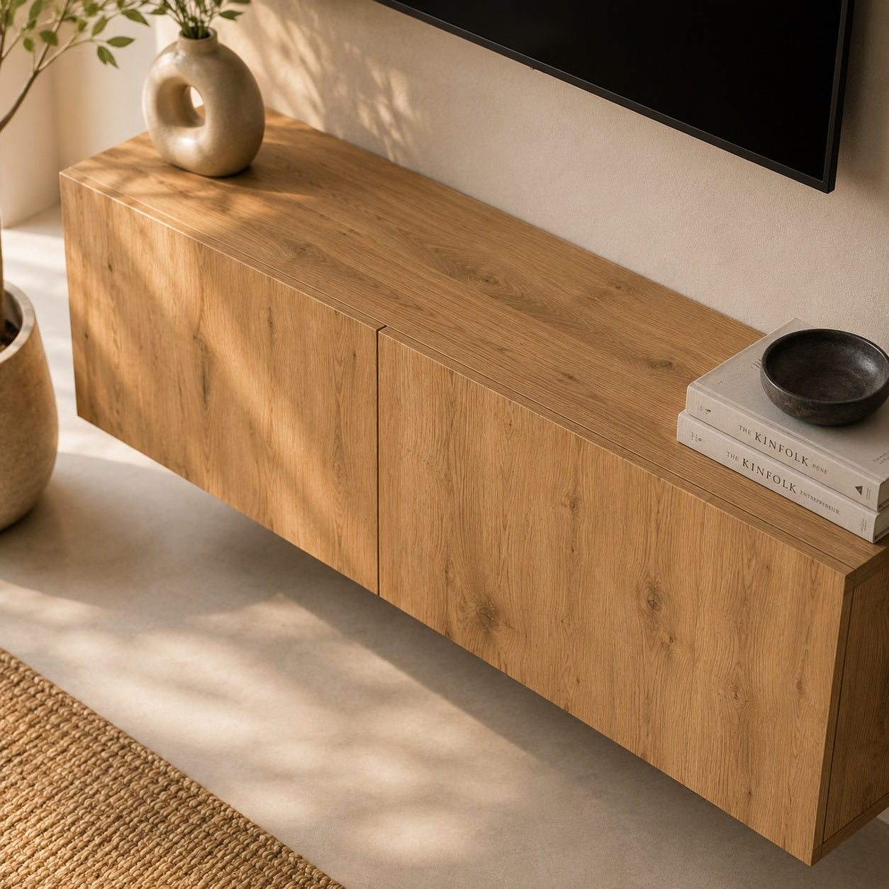 Vue supérieure d’un meuble TV mural en bois design avec rangement spacieux et finition chêne