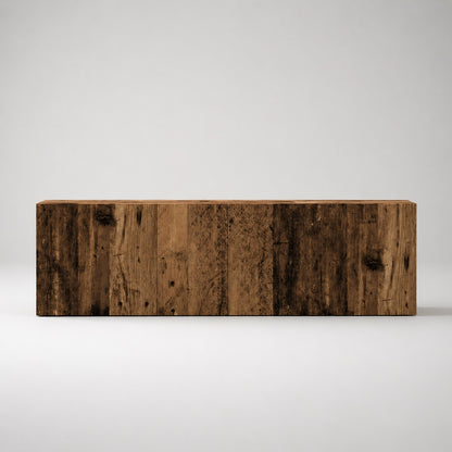Vue de face d’un meuble TV en bois mural effet vieux bois sur fond gris