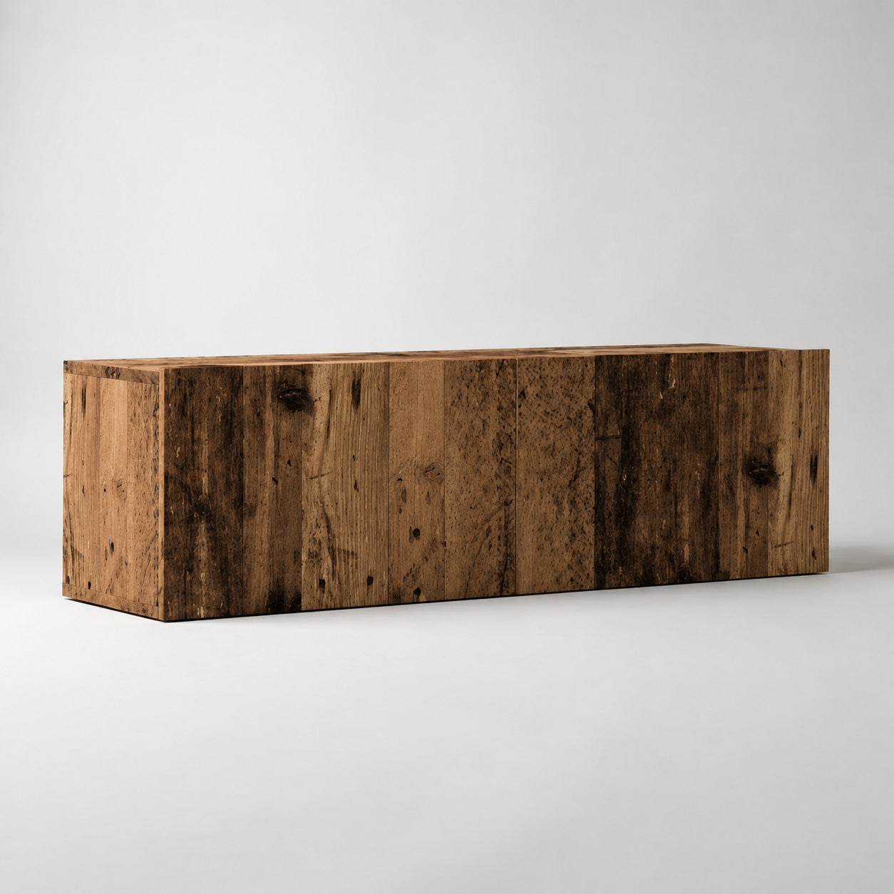 Meuble TV mural en bois effet vieux bois dans un salon chaleureux au style naturel et moderne