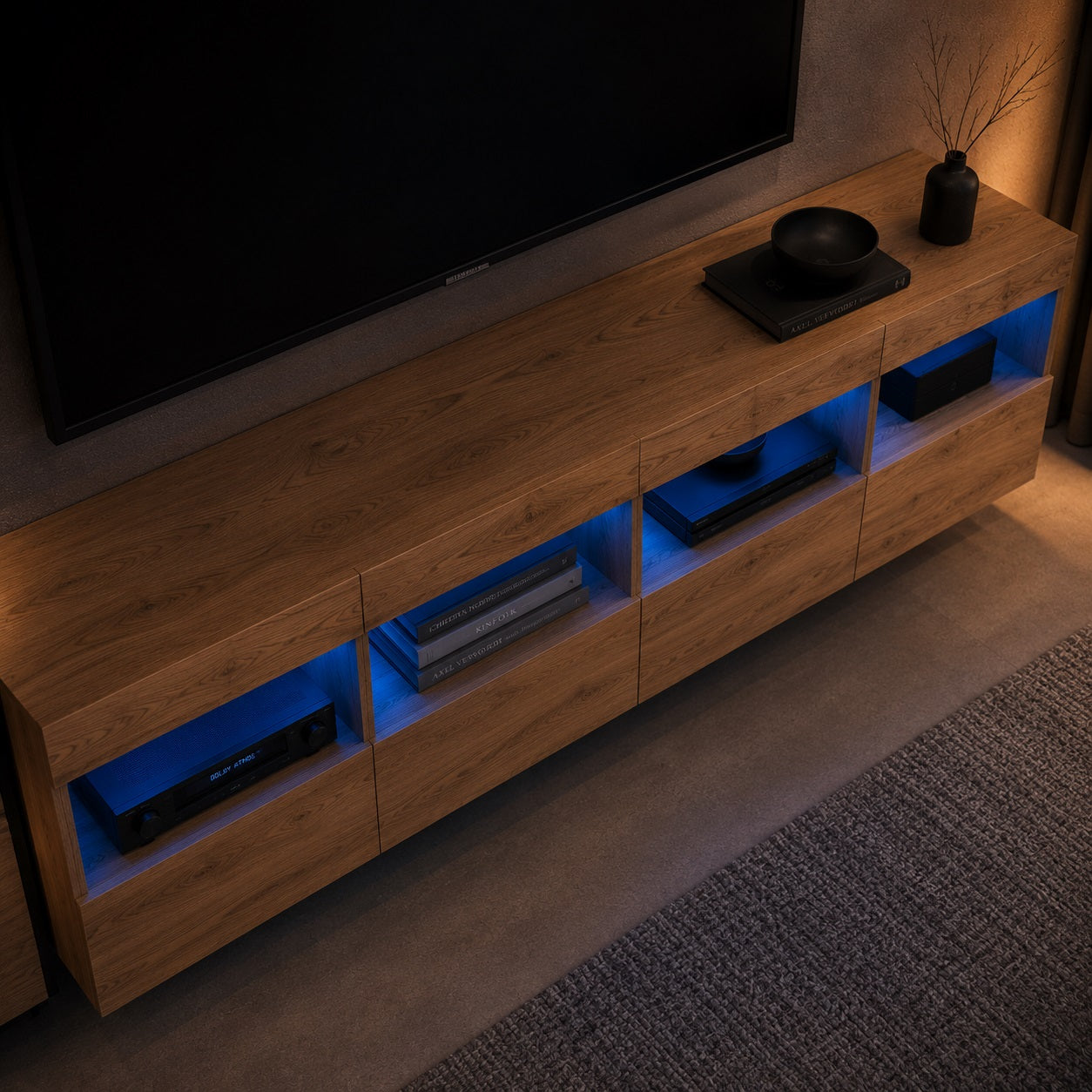 Vue plongeante d’un meuble TV suspendu en bois avec niches de rangement et LED intégrées