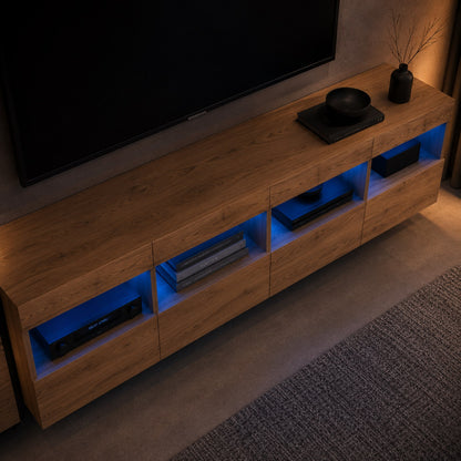 Vue plongeante d’un meuble TV suspendu en bois avec niches de rangement et LED intégrées
