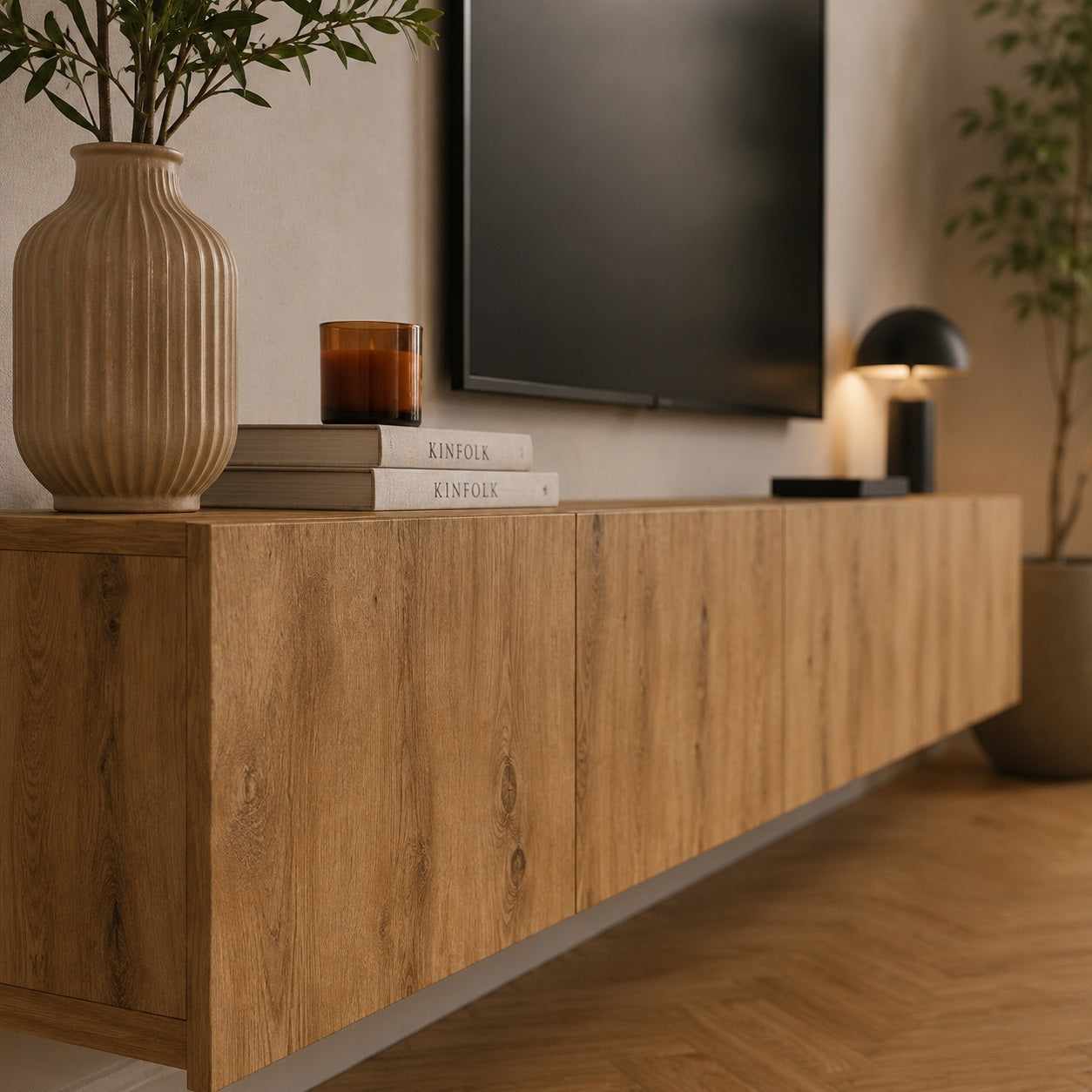 Détail du meuble TV suspendus en bois, finition chêne naturel et lignes épurées pour salon moderne