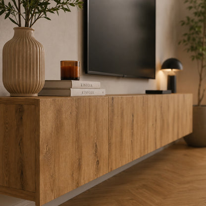 Détail du meuble TV suspendus en bois, finition chêne naturel et lignes épurées pour salon moderne