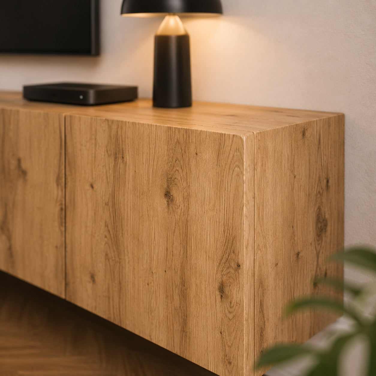 Gros plan sur meuble TV suspendus en bois, texture chêne authentique et design minimaliste moderne