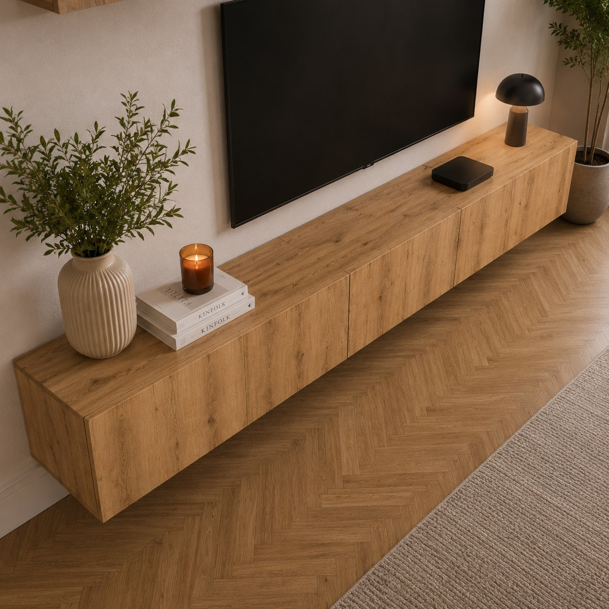 Vue plongeante du meuble TV suspendus en bois avec rangements fermés pour un salon organisé