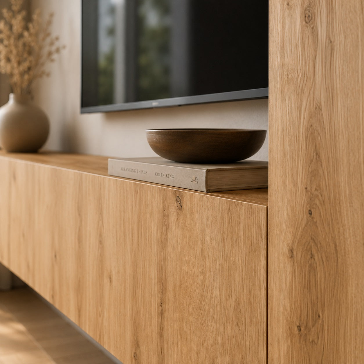 Détail du meuble TV suspendus en bois, finition chêne artisanal et design minimaliste élégant