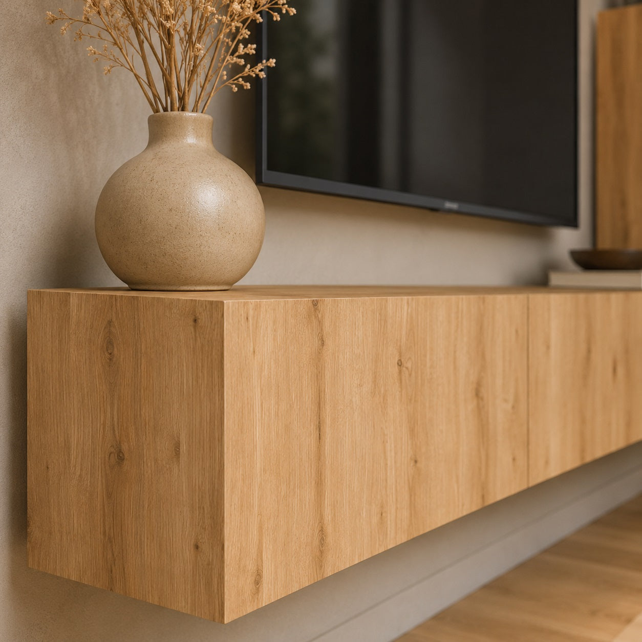 Gros plan sur meuble TV suspendus en bois avec rangements fermés et finition effet chêne naturel