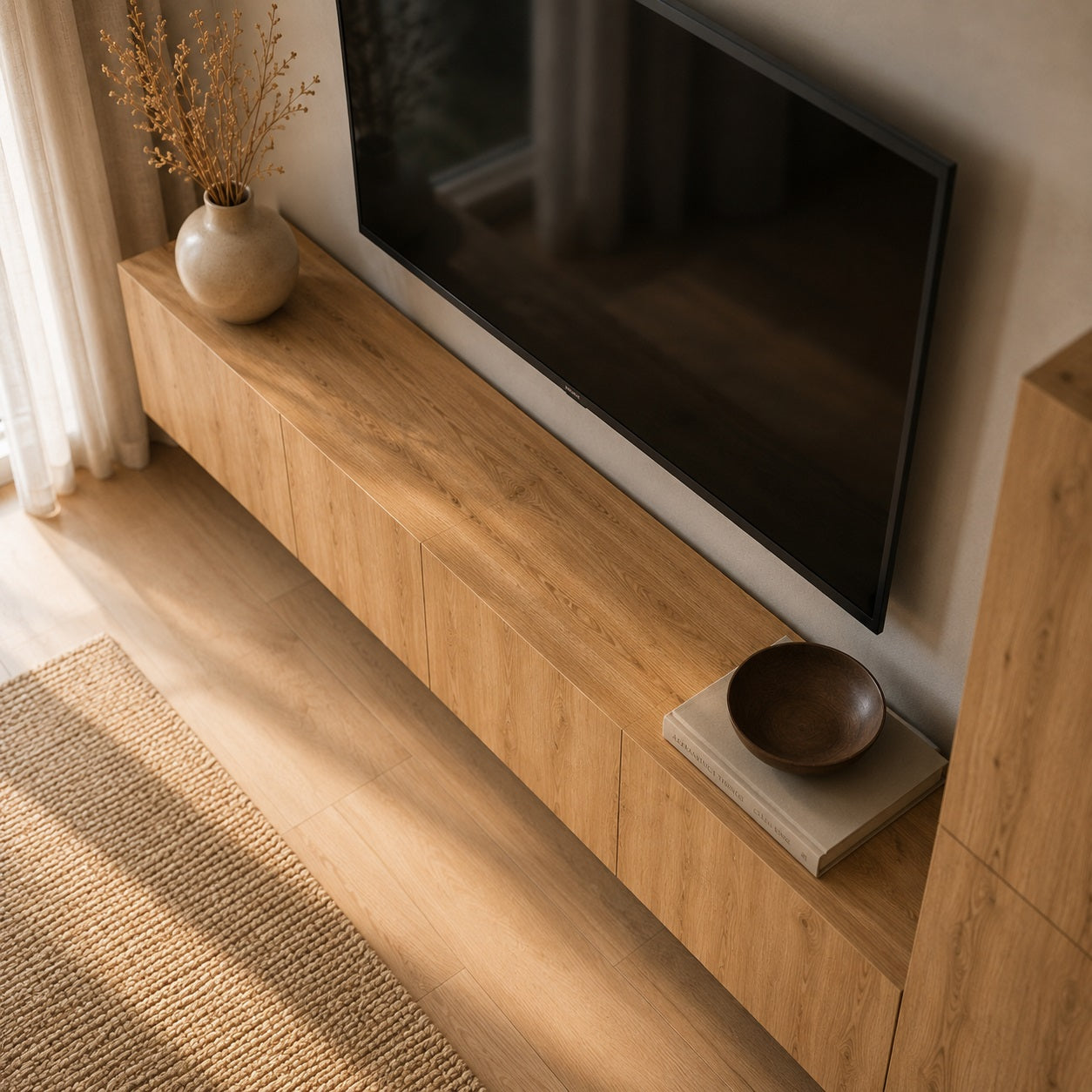 Vue plongeante du meuble TV suspendus en bois, grande capacité de rangement et style contemporain