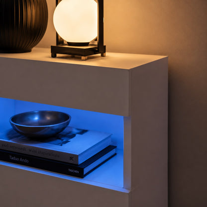 Gros plan meuble TV suspendu avec LED, finition blanche élégante pour salon moderne