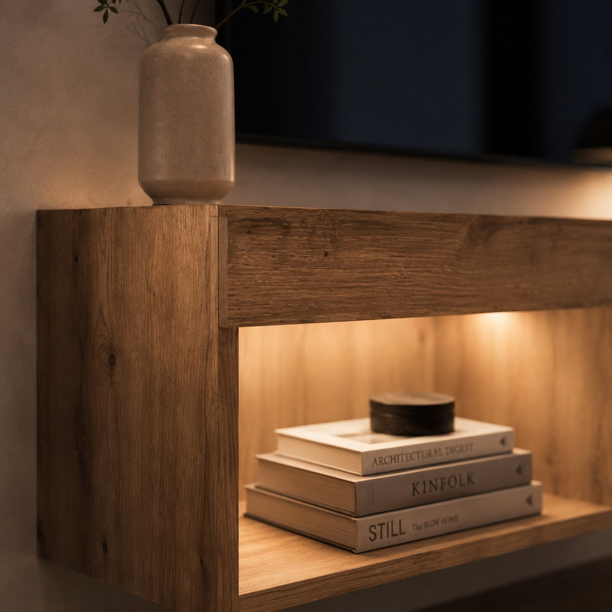 Détail du meuble TV suspendu en bois avec finition chêne artisanal et éclairage LED intégré